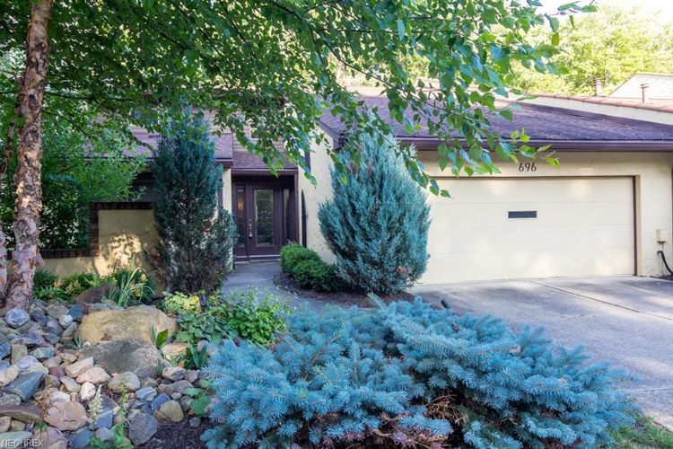 696 Hampton Ridge Drive, Akron